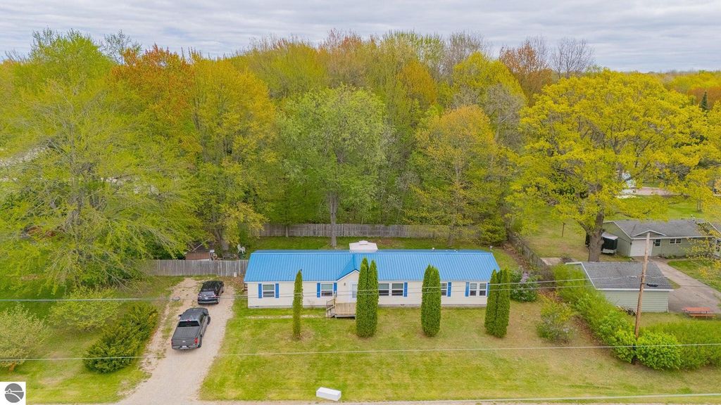 Photo of 299 Cloverleaf Lane, Houghton Lake, MI 48629 (MLS # 1934002)