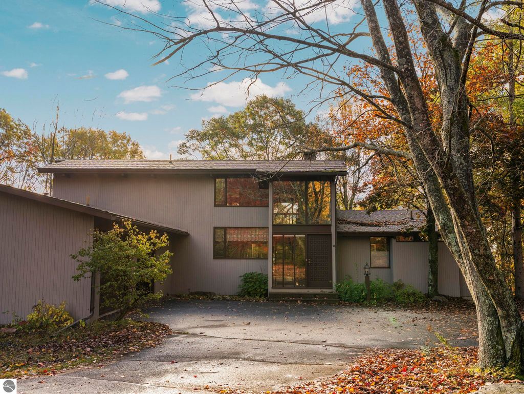Photo of 8560 S 41 Road, Cadillac, MI 49601 (MLS # 1939833)