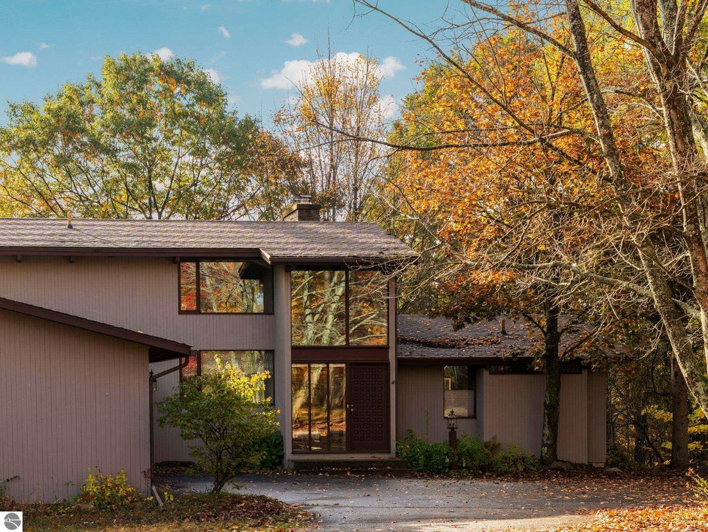 Photo of 8560 S 41 Road, Cadillac, MI 49601 (MLS # 1939833)