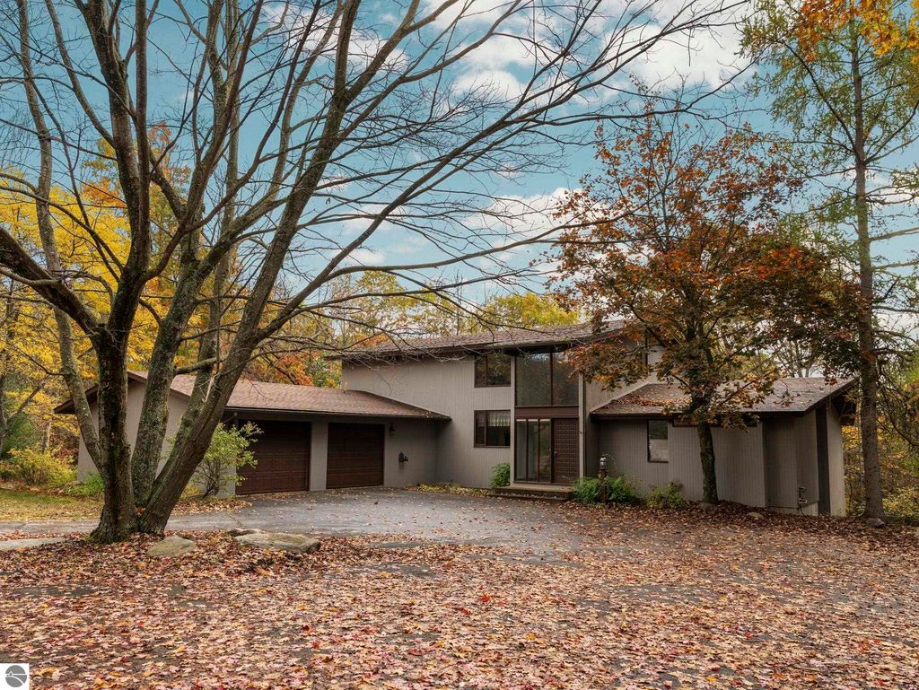 Photo of 8560 S 41 Road, Cadillac, MI 49601 (MLS # 1939833)