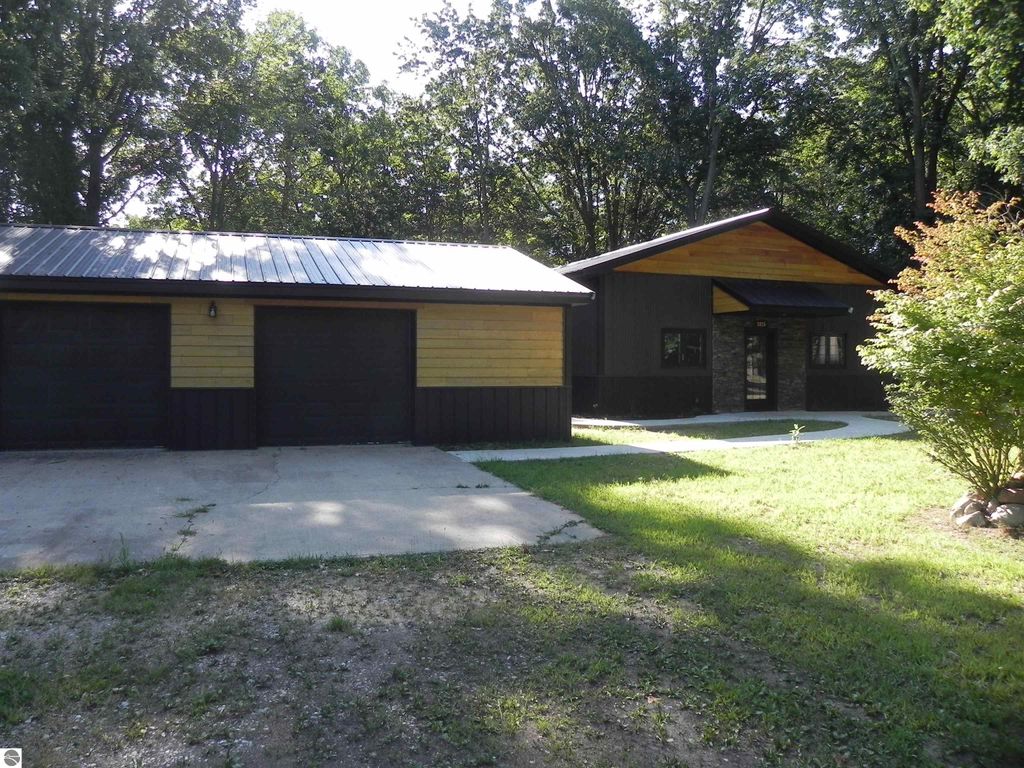 Photo of 1025 Barcelona Drive, Weidman, MI 48893 (MLS # 1938668)