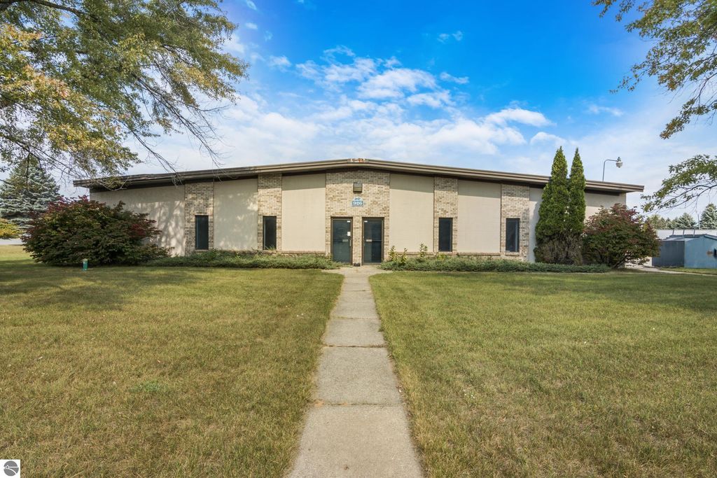 Photo of 926 Frisbee Drive, Cadillac, MI 49601 (MLS # 1938830)