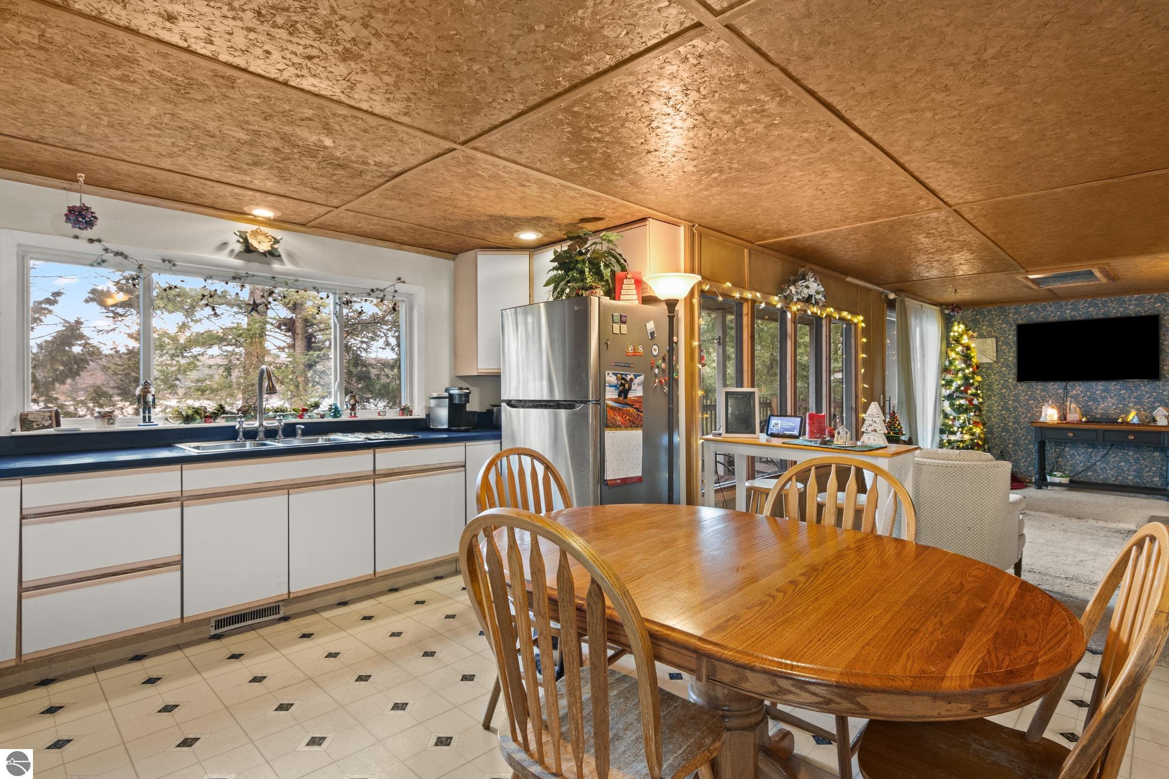 Traverse City, Michigan 49696, United States, 2 Bedrooms Bedrooms, ,1 BathroomBathrooms,Residential,Active,249116