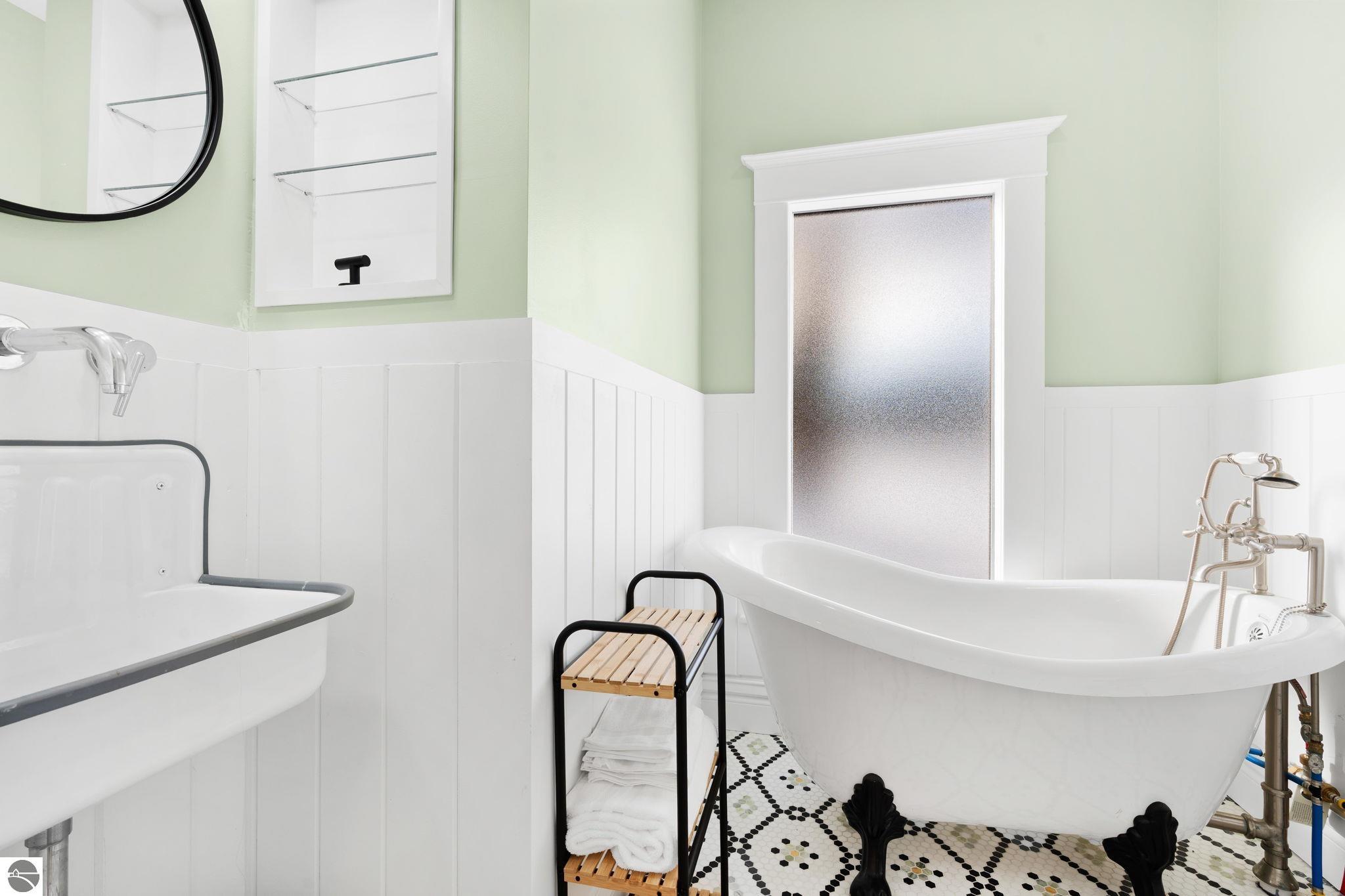 Bellaire, Michigan 49615, United States, 5 Bedrooms Bedrooms, ,4 BathroomsBathrooms,Residential,Active,253634