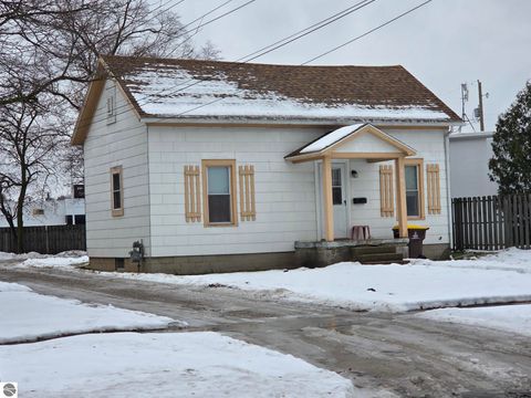 Photo of 818 E Chippewa Street, Mt Pleasant, MI 48858 (MLS # 1941283)