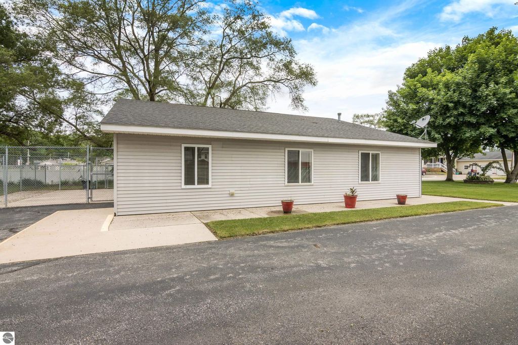 Photo of 931 Duell Road, Traverse City, MI 49686 (MLS # 1935516)