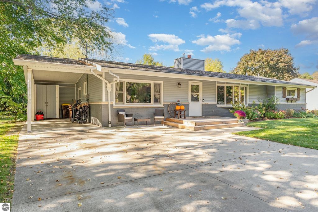Photo of 402 Greenfield Drive, Mt Pleasant, MI 48858 (MLS # 1939597)