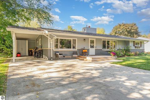 Photo of 402 Greenfield Drive, Mt Pleasant, MI 48858 (MLS # 1939597) Photo of 402 Greenfield Drive, Mt Pleasant, MI 48858 (MLS # 1939597)