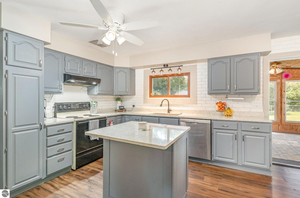 Photo of 402 Greenfield Drive, Mt Pleasant, MI 48858 (MLS # 1939597)