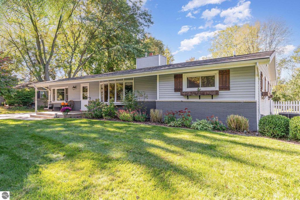 Photo of 402 Greenfield Drive, Mt Pleasant, MI 48858 (MLS # 1939597)