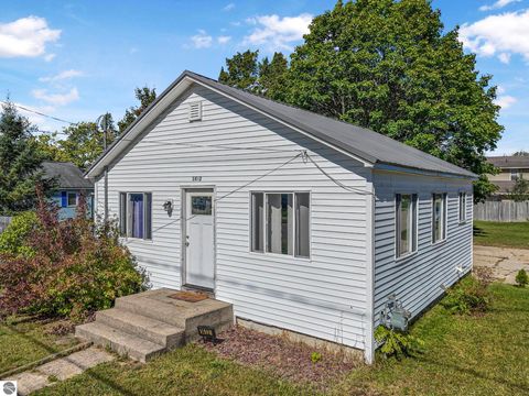 Photo of 1402 Chestnut Street, Cadillac, MI 49601 (MLS # 1940313)