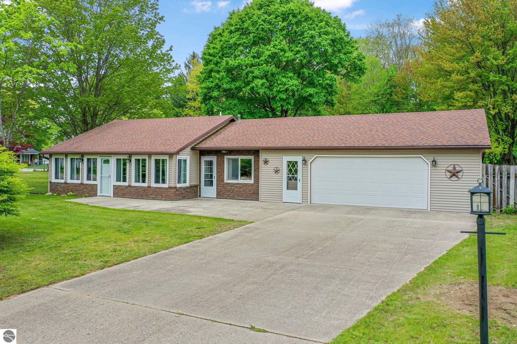 Photo of 205 Alexander Street, Cadillac, MI 49601 (MLS # 1937904)
