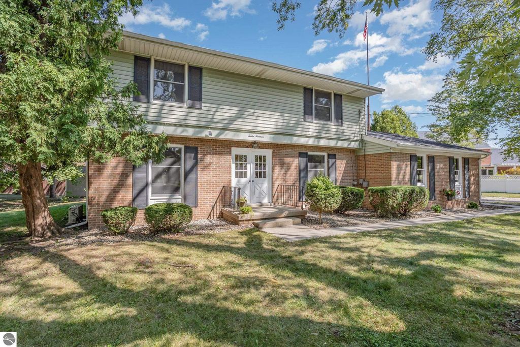 Photo of 1219 Fairfield Drive, Mt Pleasant, MI 48858 (MLS # 1938251)