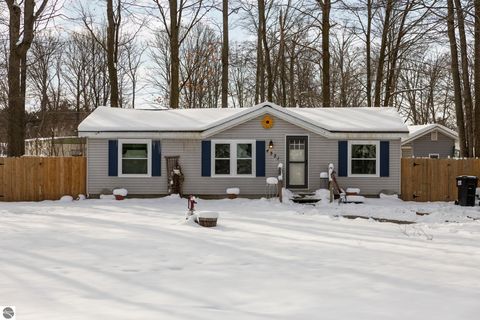 Photo of 4321 Hickory Drive, Traverse City, MI 49684 (MLS # 1941060)