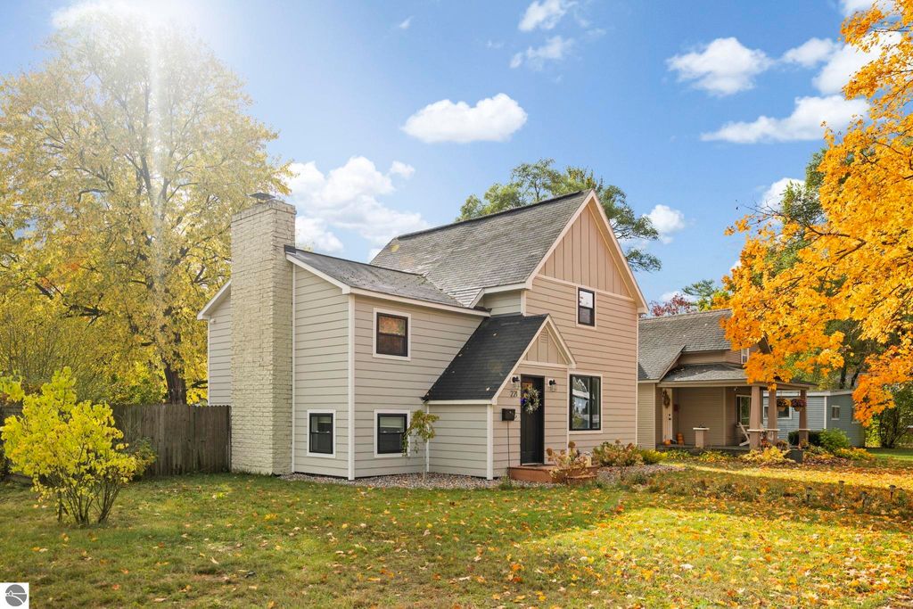 Photo of 221 W Fifteenth Street, Traverse City, MI 49684 (MLS # 1939916)