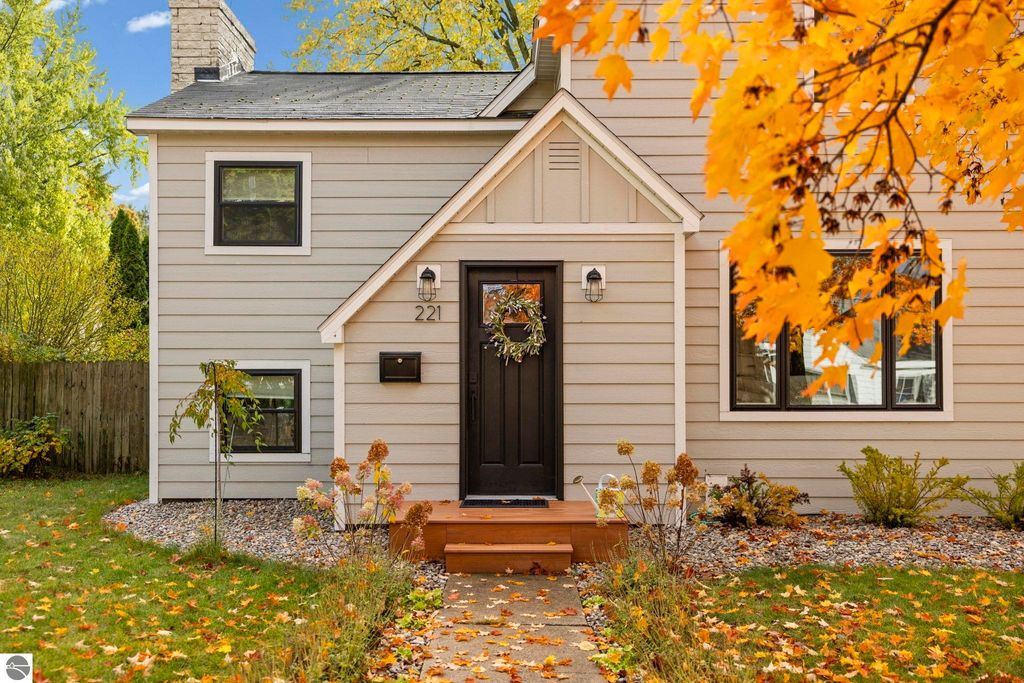 Photo of 221 W Fifteenth Street, Traverse City, MI 49684 (MLS # 1939916)