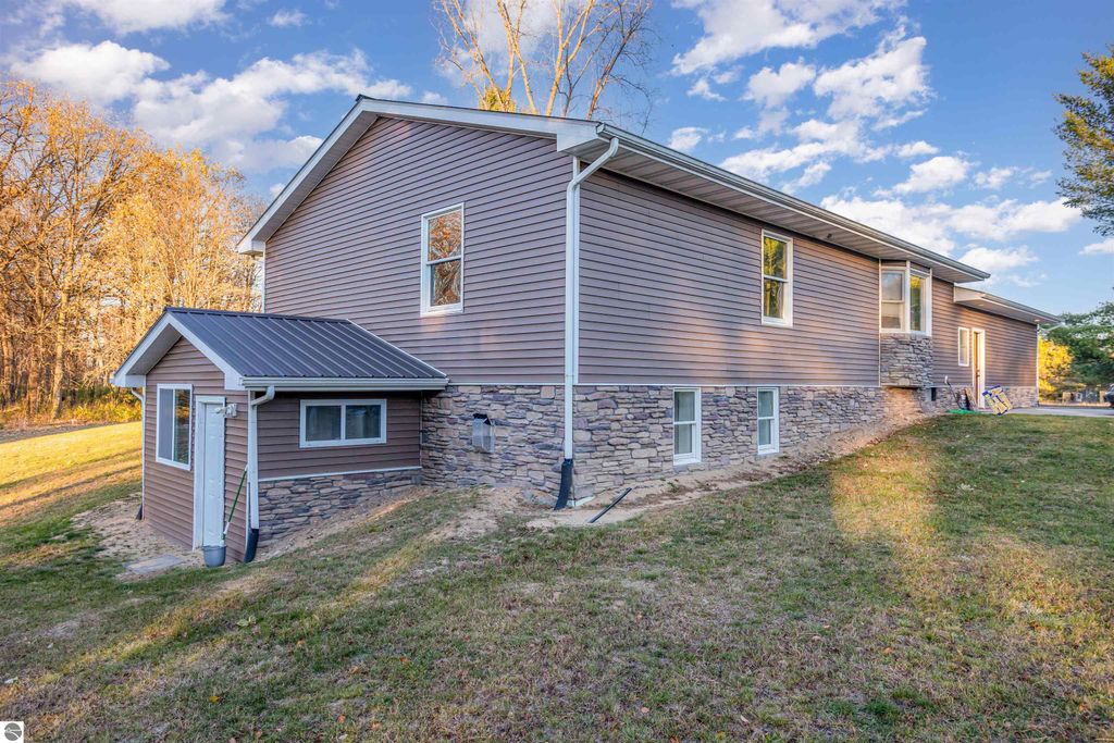 Photo of 330 W Broomfield Road, Mt Pleasant, MI 48858 (MLS # 1940237)