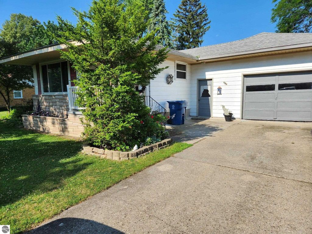 Photo of 212 S Grove St, Standish, MI 48703 (MLS # 1936472)