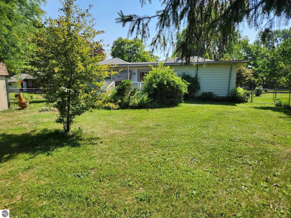 Photo of 212 S Grove St, Standish, MI 48703 (MLS # 1936472)