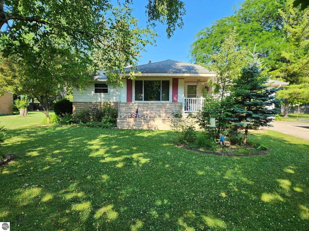 Photo of 212 S Grove St, Standish, MI 48703 (MLS # 1936472)