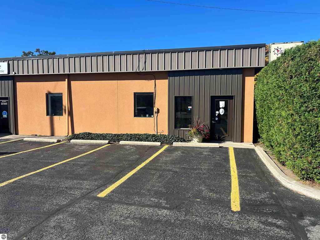 Photo of 1026 Hannah Avenue, Traverse City, MI 49686 (MLS # 1939703)