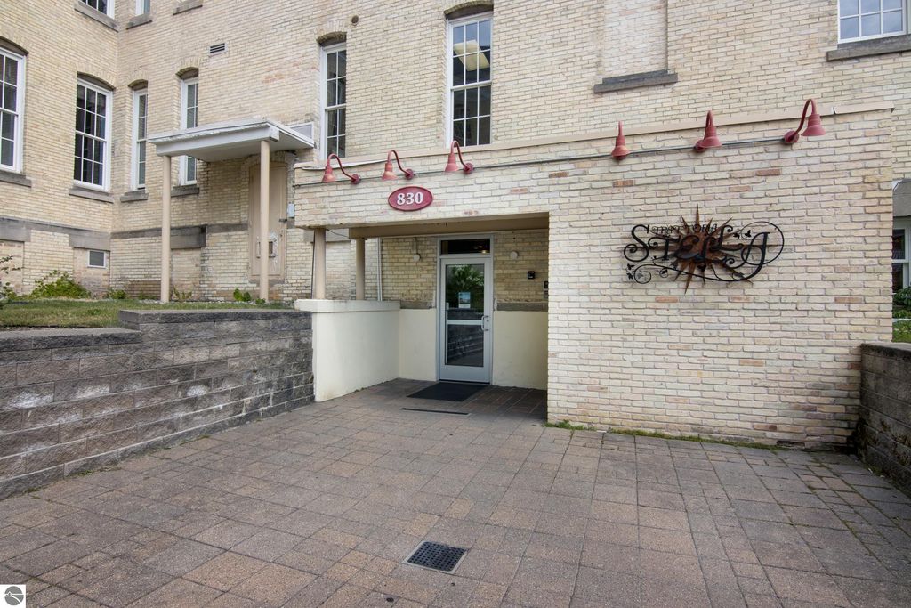 Photo of 830102 Cottageview Drive #102, Traverse City, MI 49684 (MLS # 1937357)