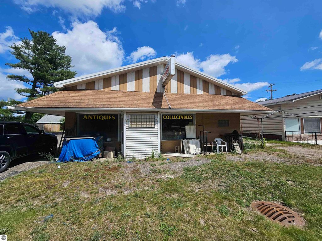 Photo of 987 S Lakeshore Drive, Lake City, MI 49651 (MLS # 1935893)