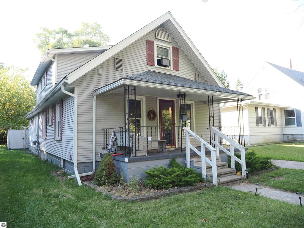 Photo of 811 N River Avenue, Alma, MI 48801 (MLS # 1939553)