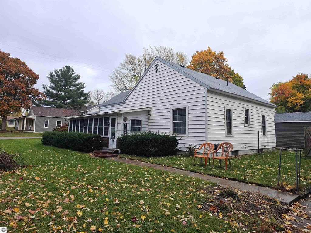 Photo of 204 W Union Street, Lake City, MI 49651 (MLS # 1939886)
