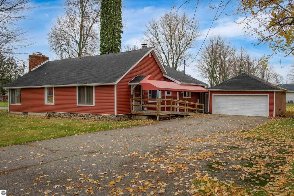 Photo of 112 W Fraser Street, Coleman, MI 48618 (MLS # 1940427)