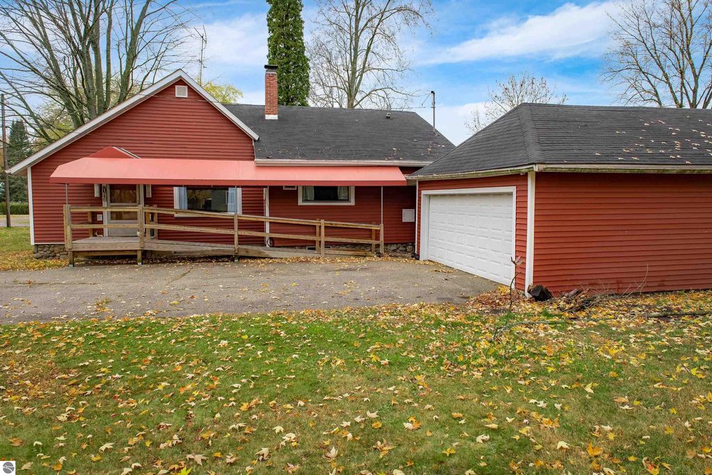 Photo of 112 W Fraser Street, Coleman, MI 48618 (MLS # 1940427)