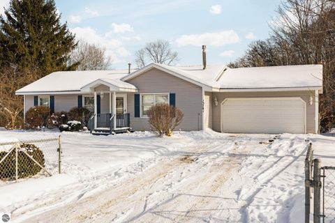 Photo of 13781 Bayview Drive, Traverse City, MI 49684 (MLS # 1941081)