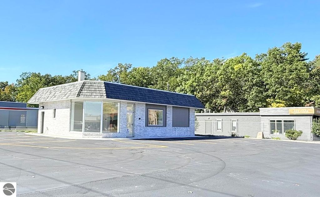 Photo of 1048 S Garfield Avenue, Traverse City, MI 49686 (MLS # 1934558)