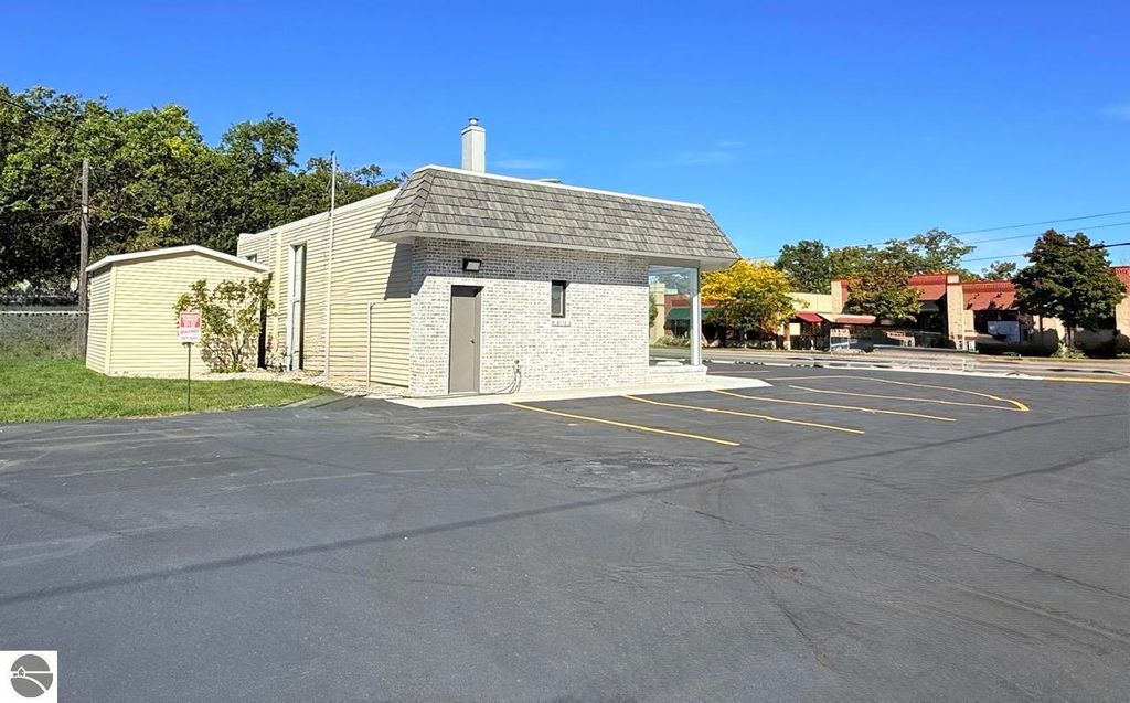 Photo of 1048 S Garfield Avenue, Traverse City, MI 49686 (MLS # 1934558)