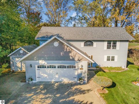 Photo of 1057 Crown Point Drive, Lake Isabella, MI 48893 (MLS # 1939652)