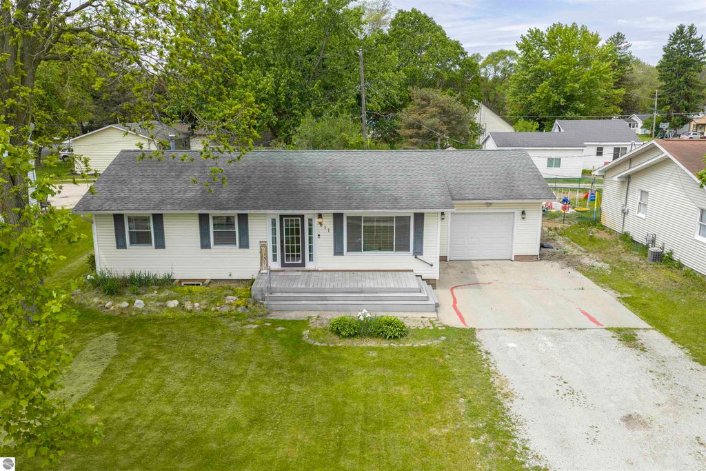Photo of 611 N Harris Street, Mt Pleasant, MI 48858 (MLS # 1934668)