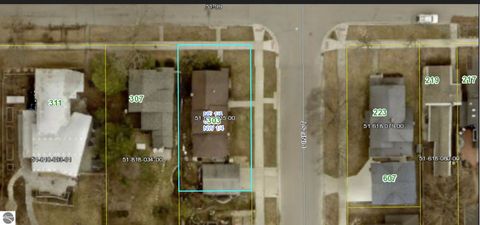 Tiny photo for 303 W Ninth St, Traverse City, MI 49684 (MLS # 1940754)