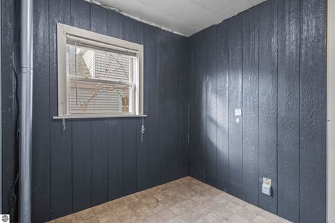 Tiny photo for 303 W Ninth St, Traverse City, MI 49684 (MLS # 1940754)