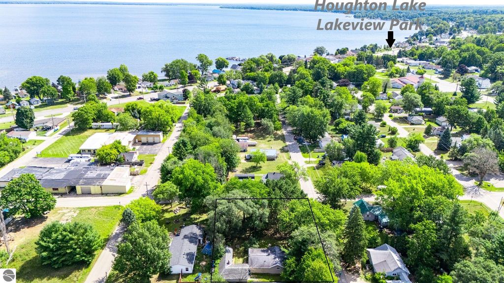 Photo of 204 Elm, Houghton Lake, MI 48629 (MLS # 1938076)