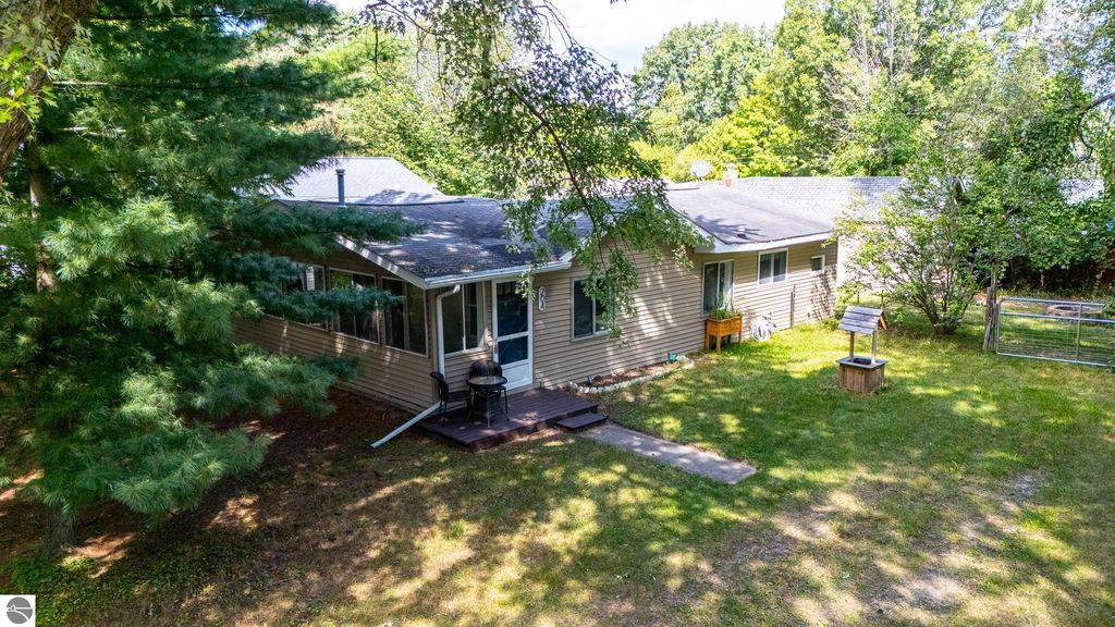 Photo of 204 Elm, Houghton Lake, MI 48629 (MLS # 1938076)