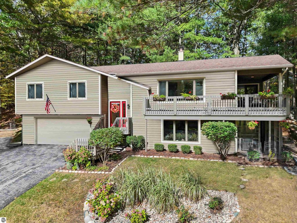 Photo of 2221 Kaukauna Court, Traverse City, MI 49686 (MLS # 1939785)