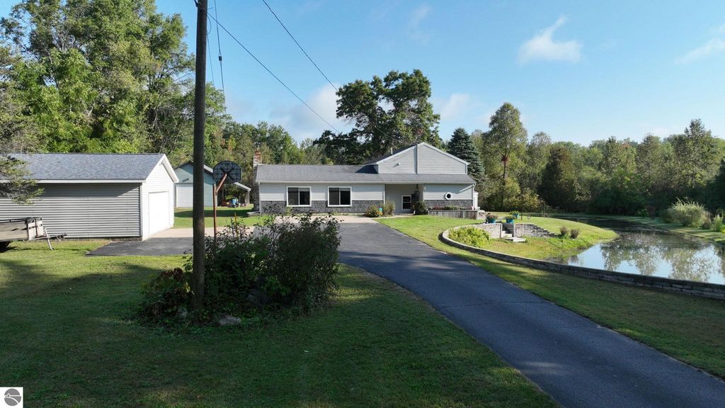 Photo of 8757 Reiss Drive, Farwell, MI 48622 (MLS # 1939164)