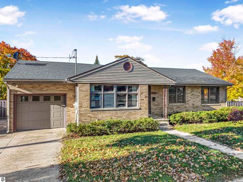 Photo of 315 N Simons Street, Cadillac, MI 49601 (MLS # 1940125) Photo of 315 N Simons Street, Cadillac, MI 49601 (MLS # 1940125)