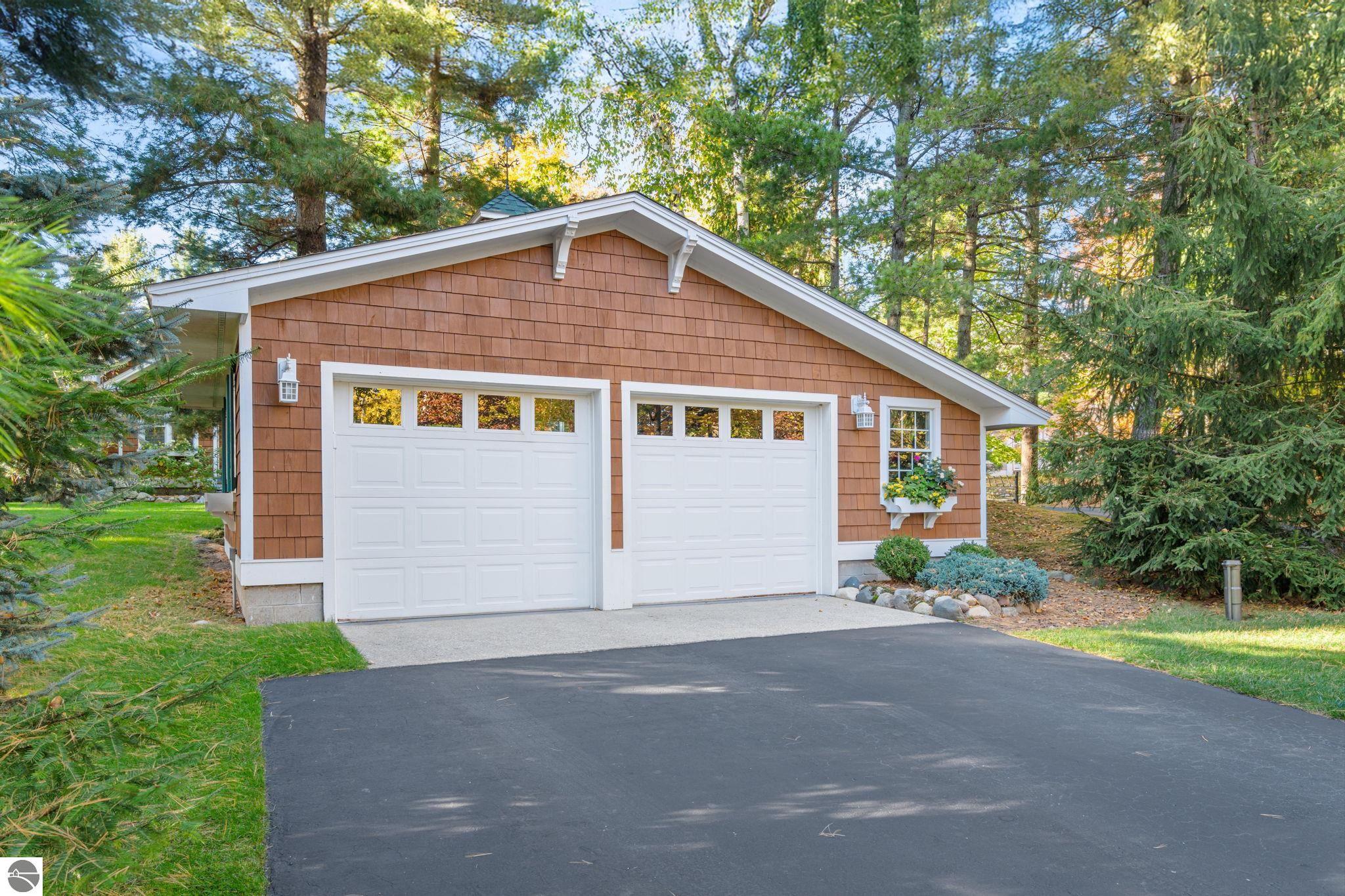 Charlevoix, Michigan 49720, United States, 4 Bedrooms Bedrooms, ,2 BathroomsBathrooms,Residential,Active,235671