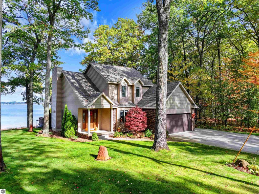 Photo of 6856 Lakeview Drive, Lake City, MI 49651 (MLS # 1939564)