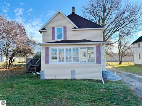 Photo of 320 Euclid Avenue, Alma, MI 48801 (MLS # 1940966)