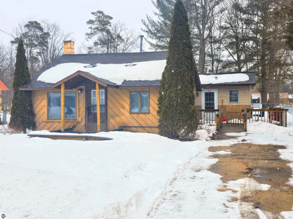 Photo of 327 S Gladwin Street, Lake City, MI 49651 (MLS # 1931167)
