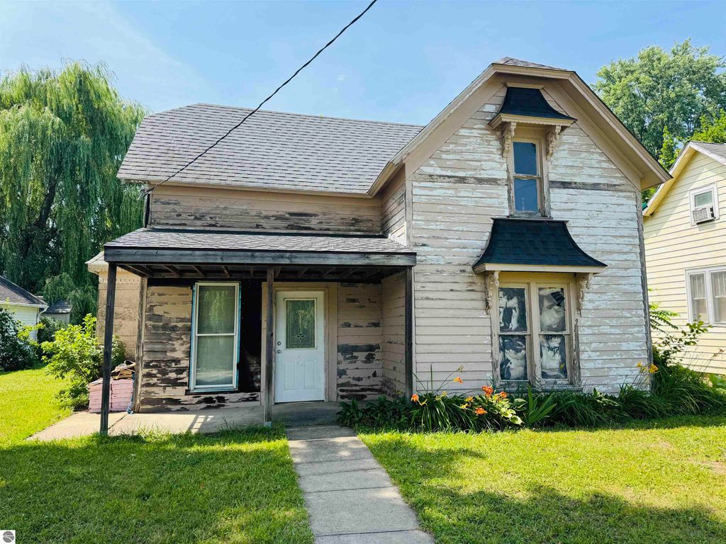 Photo of 213 N Pine Street, Lake City, MI 49651 (MLS # 1936691)