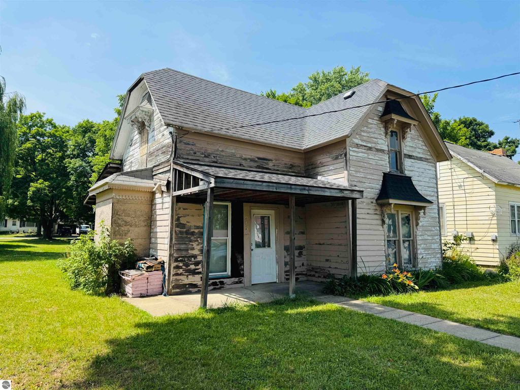 Photo of 213 N Pine Street, Lake City, MI 49651 (MLS # 1936691)