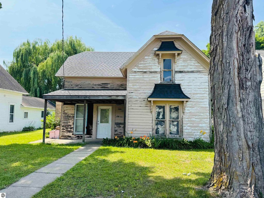 Photo of 213 N Pine Street, Lake City, MI 49651 (MLS # 1936691)